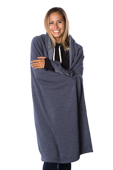 INDBKTSB Special Blend 6'6" Stadium Blanket in color Midnight Heather on the shoulders of a girl.